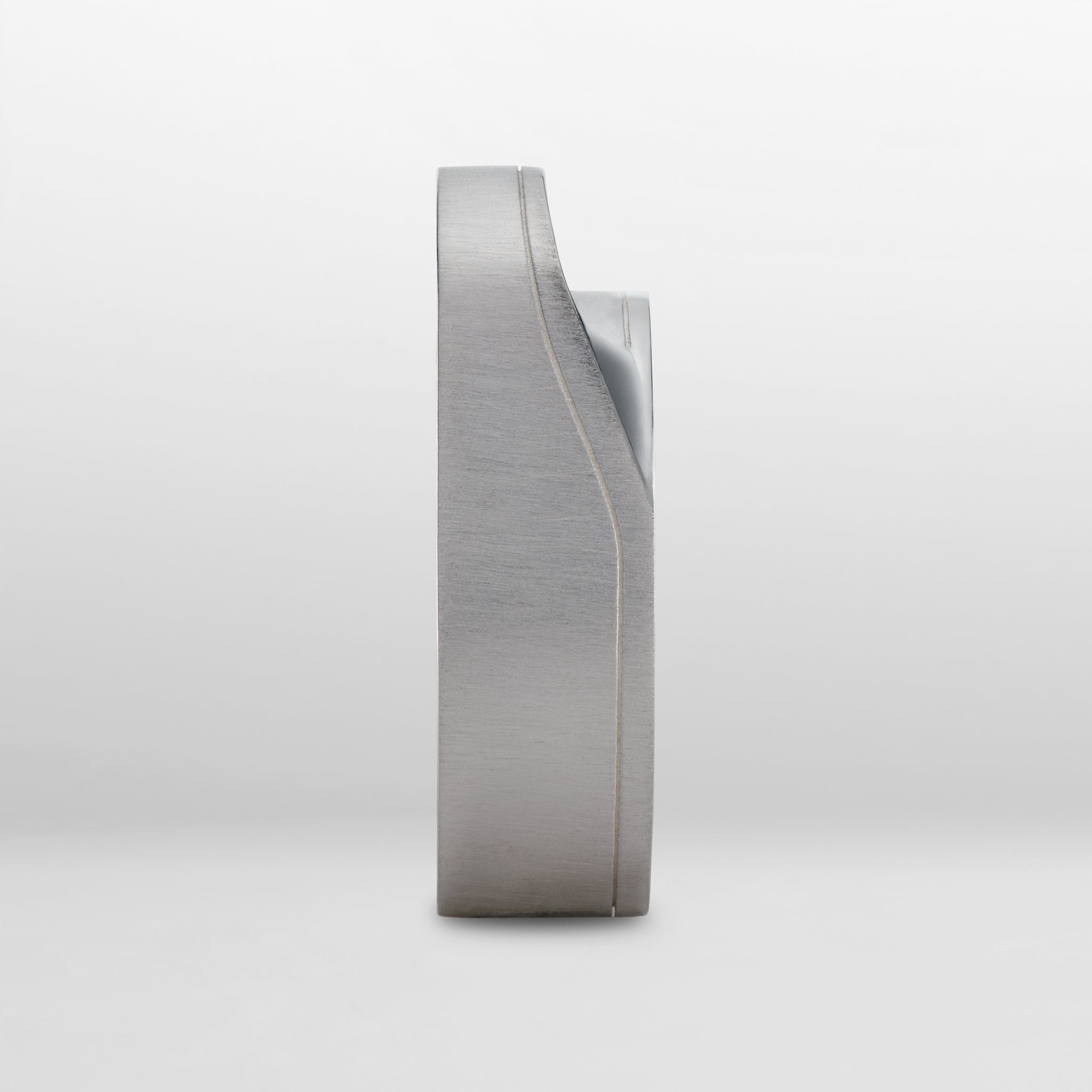 M8 ring 18k white gold side view photo sorux paris SoruxParis luxury jewellery  details consciousluxury uniqueness design mclaverok photo francois_fleury gold from responsible mines