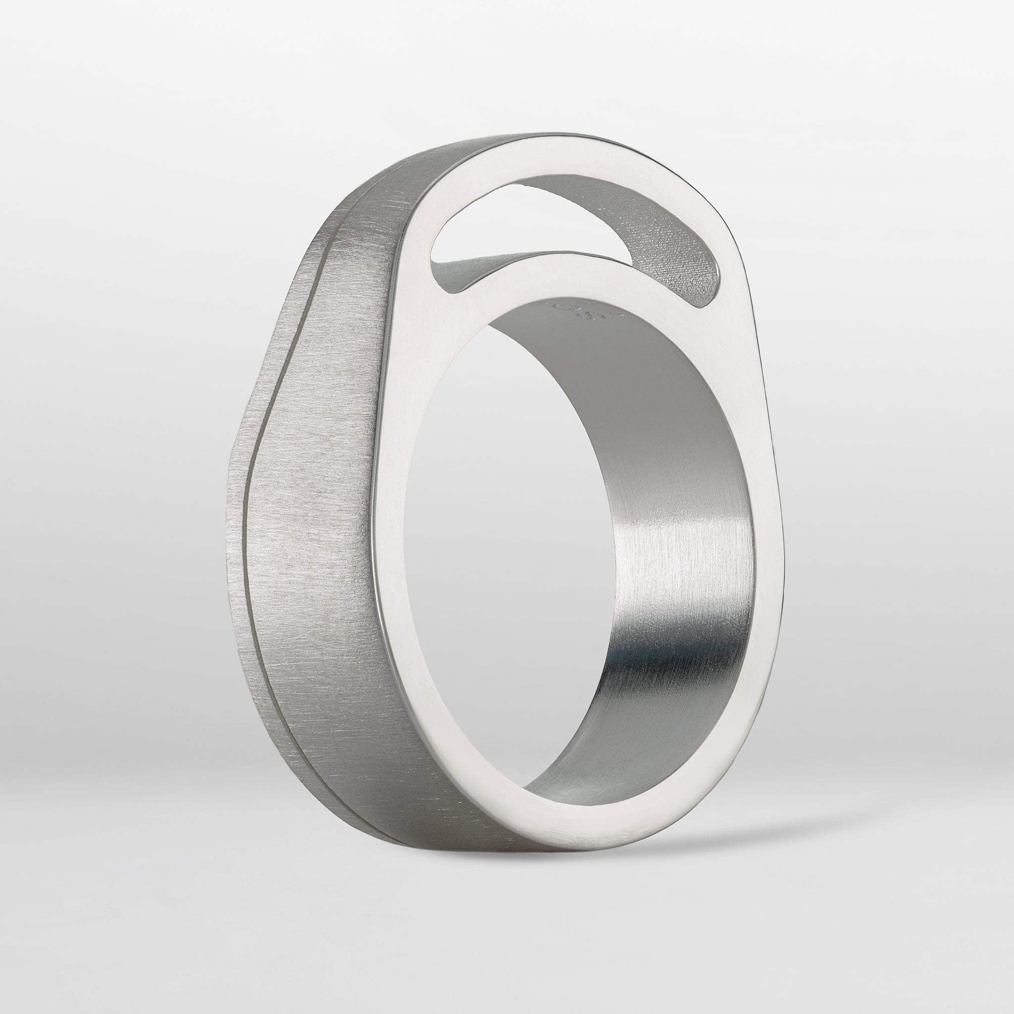 M8 ring 18k white gold backside view photo sorux paris SoruxParis luxury jewellery  details consciousluxury uniqueness design mclaverok photo francois_fleury gold from responsible mines