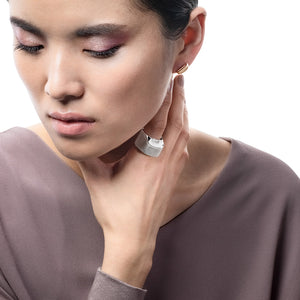 M8 ring silver girl wearing photo sorux paris luxury jewellery  details consciousluxury uniqueness design mclaverok photo francois_fleury