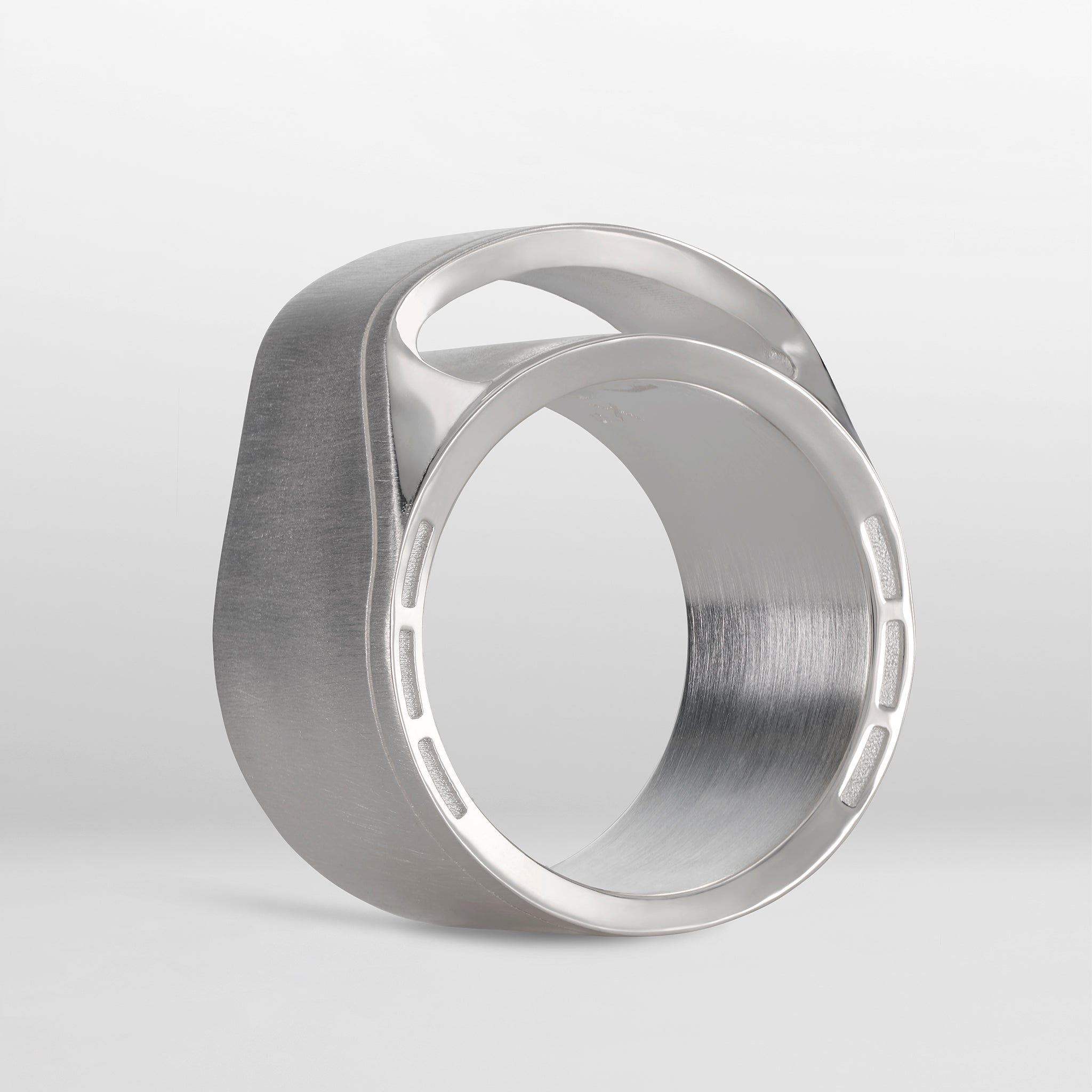 M8 ring 18k white gold side view photo sorux paris SoruxParis luxury jewellery  jewelry details consciousluxury uniqueness design mclaverok photo francois_fleury gold from responsible mines jewelrydesign