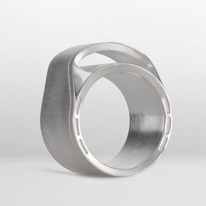 M8 ring 18k white gold side view photo sorux paris SoruxParis luxury jewellery  jewelry details consciousluxury uniqueness design mclaverok photo francois_fleury gold from responsible mines jewelrydesign