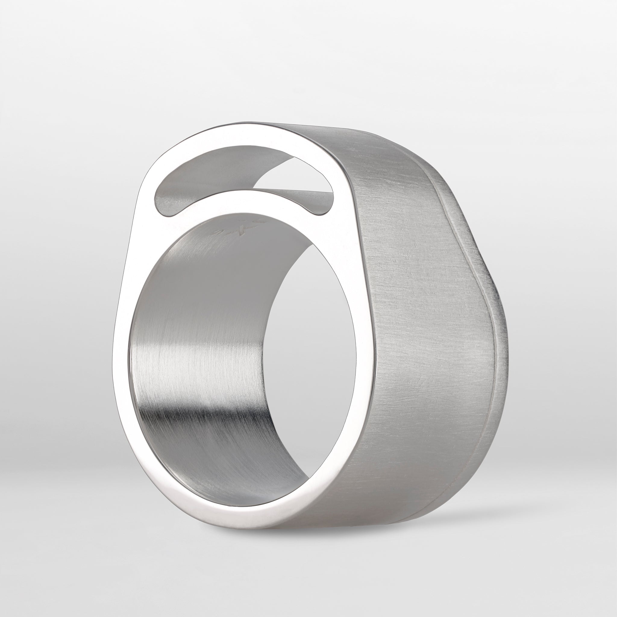 M8 ring 18k white gold side view photo sorux paris SoruxParis luxury jewellery  details consciousluxury uniqueness design mclaverok photo francois_fleury gold from responsible mines contemporaryjewelry