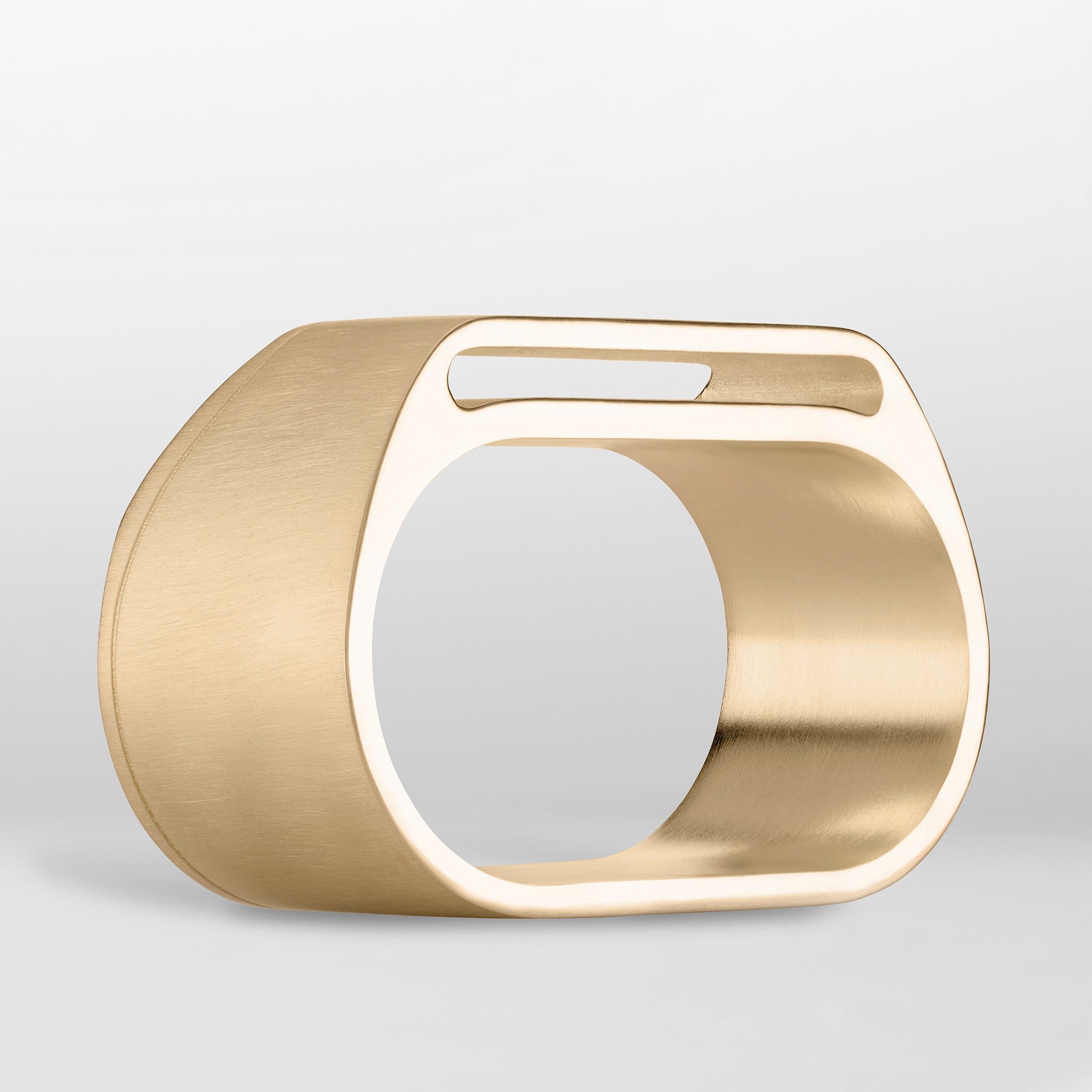 M9 ring 18k gold backside view photo sorux paris SoruxParis luxury jewellery  details consciousluxury uniqueness design mclaverok photo francois_fleury silver from responsible mines symbol of singularity doublefinger two finger 