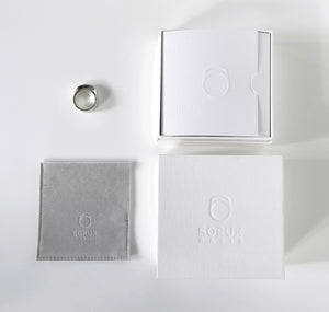 M8 ring 18k white gold side view photo sorux paris SoruxParis luxury jewellery  details consciousluxury uniqueness design mclaverok photo packaging luxepack  gold from responsible mines